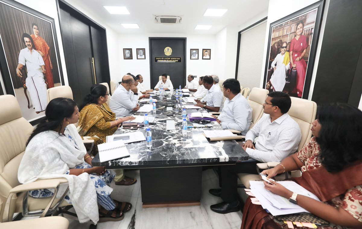Udhaystalin's tweet photo. கல்லூரி மாணவர்களுக்கு Laptop வழங்கும் பணி குறித்த உயர் நிலைக்குழுவின் ஆய்வுக்கூட்டத்தை மாண்புமிகு முதலமைச்சர் @mkstalin அவர்களின் வழிகாட்டுதலின்படி இன்று நடத்தினோம். 

உயர்கல்வி பயிலும் நம் மாணவ - மாணவிகளின் கற்கும் சூழலை மேம்படுத்திடவும் - தொழில்நுட்பத் திறனை வளர்த்தெடுக்கவும், அடுத்த 2 ஆண்டுகளில் 20 இலட்சம் Laptops  வழங்குவதற்கு தேவையான நடவடிக்கைகளை துரிதப்படுத்த அதிகாரி��ளை அறிவுறுத்தினோம். 

உலகத்தரத்திற்கு இணையான கல்வியை நம் மாணவர்கள் பெற்றிட துணை நிற்போம்!

@TThenarasu @ptrmadurai @Govichezhian
