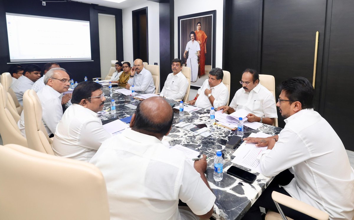 Udhaystalin's tweet photo. கல்லூரி மாணவர்களுக்கு Laptop வழங்கும் பணி குறித்த உயர் நிலைக்குழுவின் ஆய்வுக்கூட்டத்தை மாண்புமிகு முதலமைச்சர் @mkstalin அவர்களின் வழிகாட்டுதலின்படி இன்று நடத்தினோம். 

உயர்கல்வி பயிலும் நம் மாணவ - மாணவிகளின் கற்கும் சூழலை மேம்படுத்திடவும் - தொழில்நுட்பத் திறனை வளர்த்தெடுக்கவும், அடுத்த 2 ஆண்டுகளில் 20 இலட்சம் Laptops  வழங்குவதற்கு தேவையான நடவடிக்கைகளை துரிதப்படுத்த அதிகாரி��ளை அறிவுறுத்தினோம். 

உலகத்தரத்திற்கு இணையான கல்வியை நம் மாணவர்கள் பெற்றிட துணை நிற்போம்!

@TThenarasu @ptrmadurai @Govichezhian