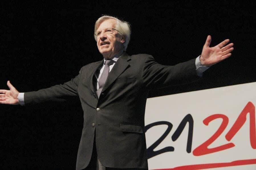 El 19 de junio de 1994, de la mano de Danilo Astori nacía nuestra querida Asamblea Uruguay. 31 años de trabajo al servicio del país, del FA y de quienes creen en la calidad de la política para lograr transformar al país en beneficio de los más necesitados. 
Salud Danilo!  ❤️💙🤍