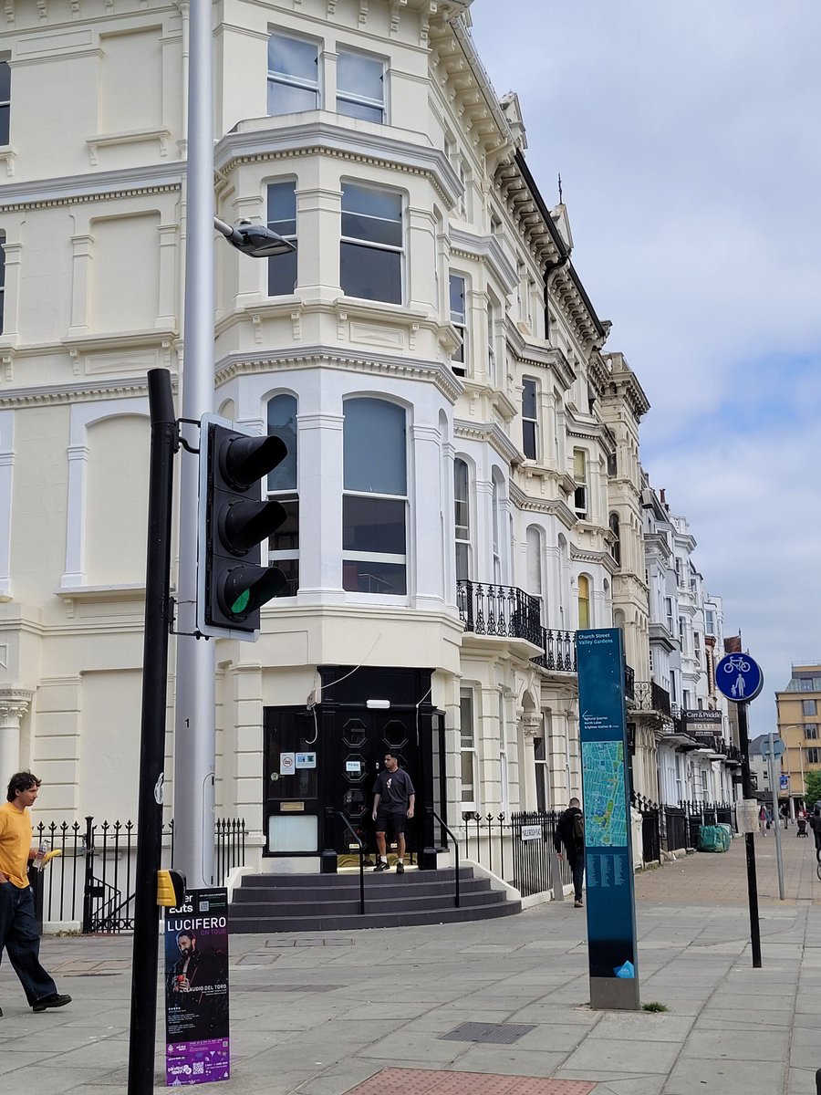 This was BBC Radio Brighton once upon a time -  where I was writer-in-residence. They even had an arts producer in those days. Still no plaque tho #Travesty