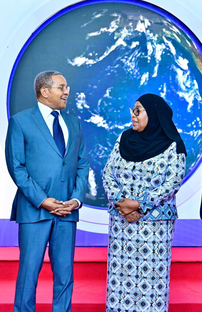 📍🇹🇿Leo tumeshuhudia Rais wa Jamhuri ya Muungano wa Tanzania, Mhe. Dkt. <a href="/SuluhuSamia/">Samia Suluhu</a> akiwa na viongozi mbalimbali akizindua Sera ya Mambo ya Nje ya mwaka 2001 Toleo la Mwaka 2024. Hii ni hatua nyingine muhimu katika kukuza diplomasia ya #TANZANIA🇹🇿. <a href="/SuluhuSamia/">Samia Suluhu</a> <a href="/DrHmwinyi/">Dr Hussein Ali Mwinyi</a>