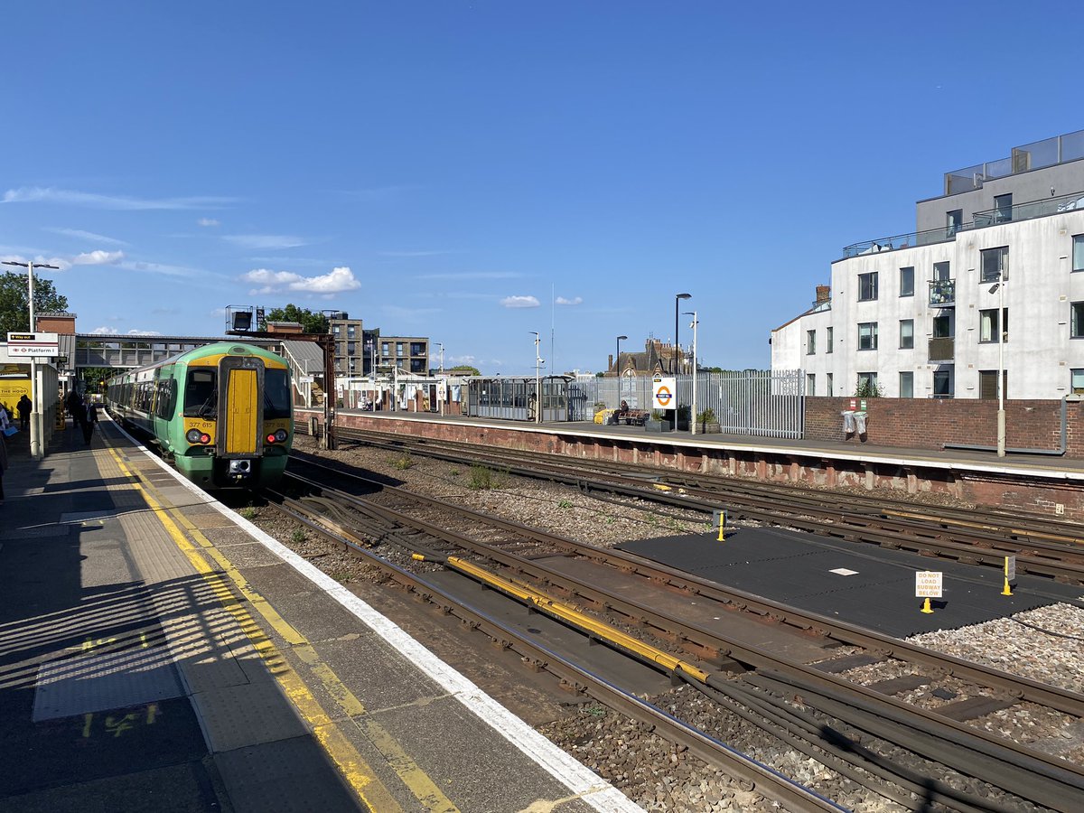 loypass_SCCar's tweet image. 🚉🟧 Some quickfire #WindrushLine progress to follow…
✅ Sydenham
✅ Forest Hill
✅ Brockley
✅ New Cross Gate
@TfL #LondonOverground @SouthernRailUK 

*Honor Oak Park I did nearly a decade ago. 700s were new and 455s still graced all four lines. We live in a dynamic world.