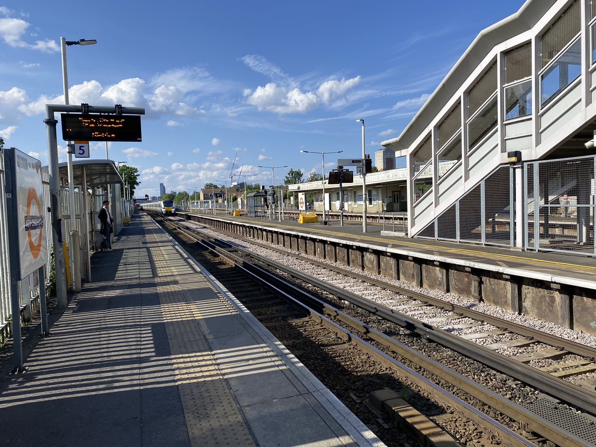 loypass_SCCar's tweet image. 🚉🟧 Some quickfire #WindrushLine progress to follow…
✅ Sydenham
✅ Forest Hill
✅ Brockley
✅ New Cross Gate
@TfL #LondonOverground @SouthernRailUK 

*Honor Oak Park I did nearly a decade ago. 700s were new and 455s still graced all four lines. We live in a dynamic world.