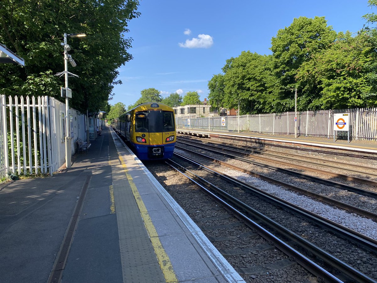 loypass_SCCar's tweet image. 🚉🟧 Some quickfire #WindrushLine progress to follow…
✅ Sydenham
✅ Forest Hill
✅ Brockley
✅ New Cross Gate
@TfL #LondonOverground @SouthernRailUK 

*Honor Oak Park I did nearly a decade ago. 700s were new and 455s still graced all four lines. We live in a dynamic world.