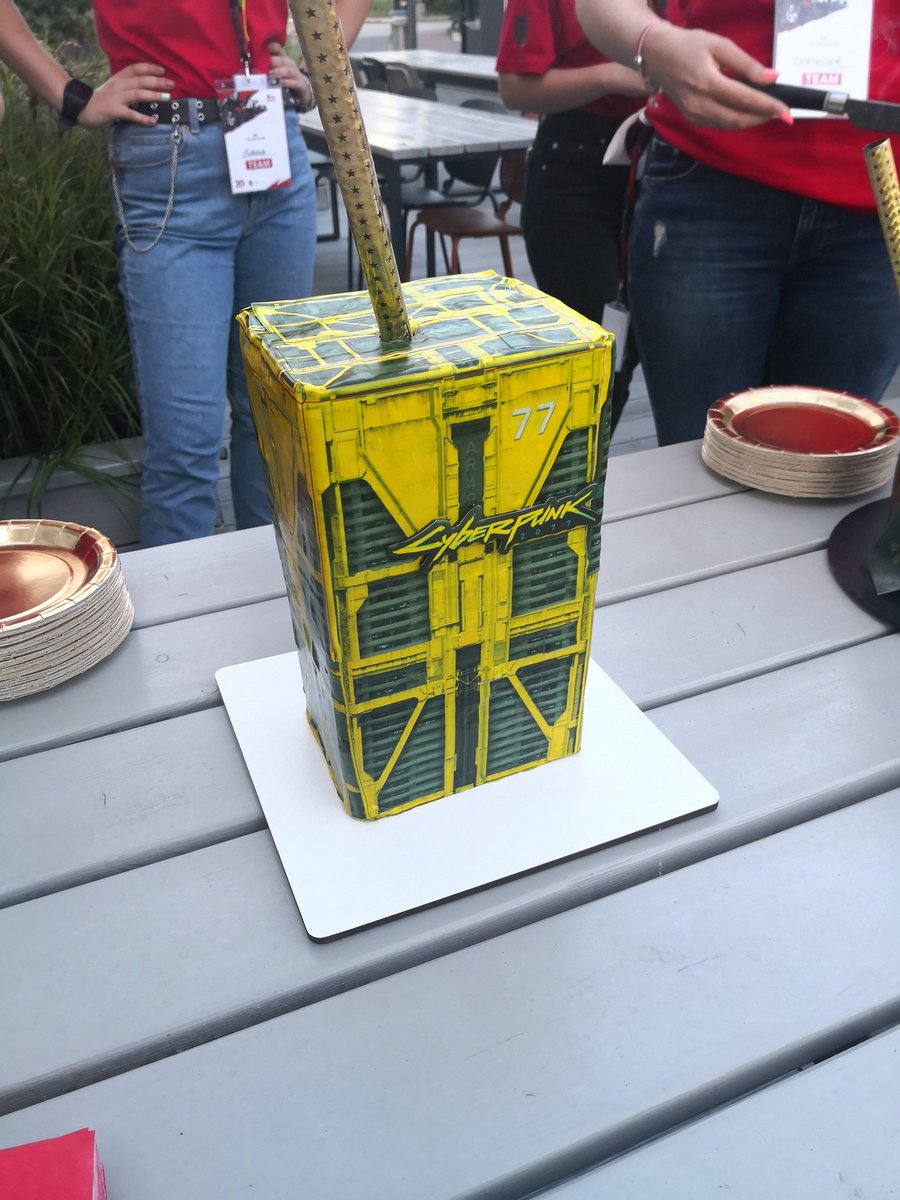 TRettsch's tweet photo. @DEVlLDRlVEN @Lilayaah @coshy_90 @Kurikara91 @DCockle @thewitcher @AlicjaKozera Hey, I know that picture from somewhere 😅
At the #20yearsofCDPR celebration, I was lucky to be right at the front and photograph all the delicious cakes before they were cut...
Oh my goodness, just thinking about that delicious #Cyberpunk2077 cake makes my mouth water again🤤 https://t.co/99rRxLJ9YB