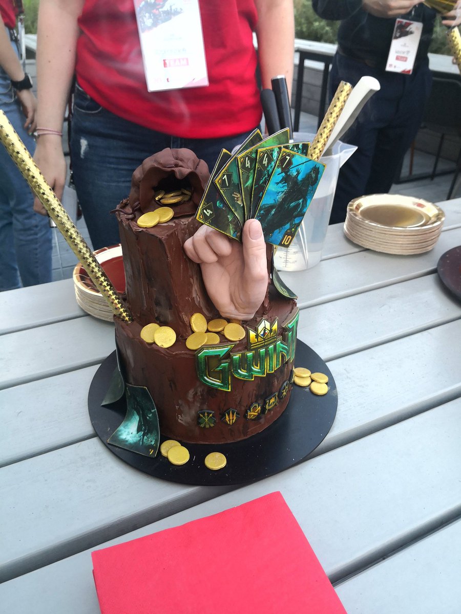 TRettsch's tweet photo. @DEVlLDRlVEN @Lilayaah @coshy_90 @Kurikara91 @DCockle @thewitcher @AlicjaKozera Hey, I know that picture from somewhere 😅
At the #20yearsofCDPR celebration, I was lucky to be right at the front and photograph all the delicious cakes before they were cut...
Oh my goodness, just thinking about that delicious #Cyberpunk2077 cake makes my mouth water again🤤 https://t.co/99rRxLJ9YB
