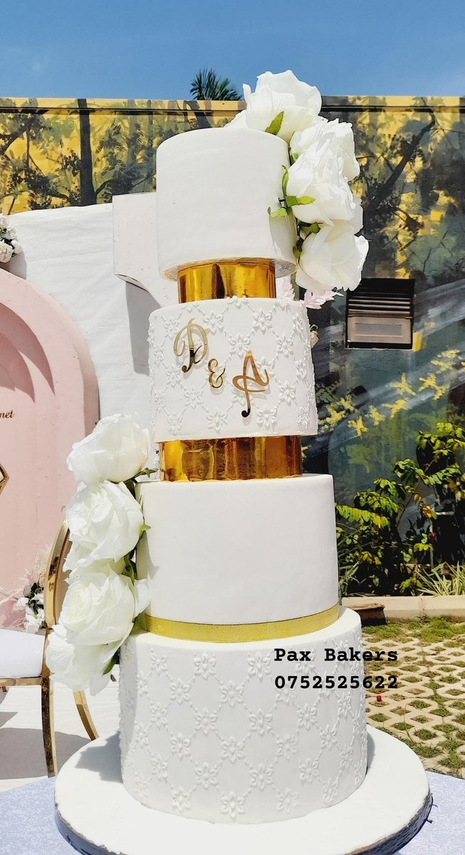 EronNamara's tweet photo. When beauty🤗 delivers a beautiful cake 🎂. You can imagine the rest of the story #cakemadebypaxbakers https://t.co/882FhjWK6p