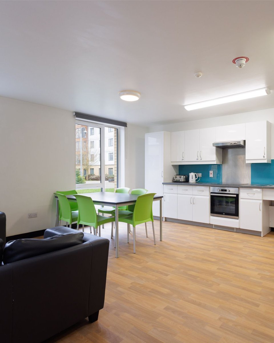 Still undecided on which room to pick? The single en-suite comes with your own private bedroom and bathroom, but shared kitchen facilities. It's the perfect mix of having your own space but flatmates for company!

It's time to apply for accommodation now buff.ly/ZpnXnXw