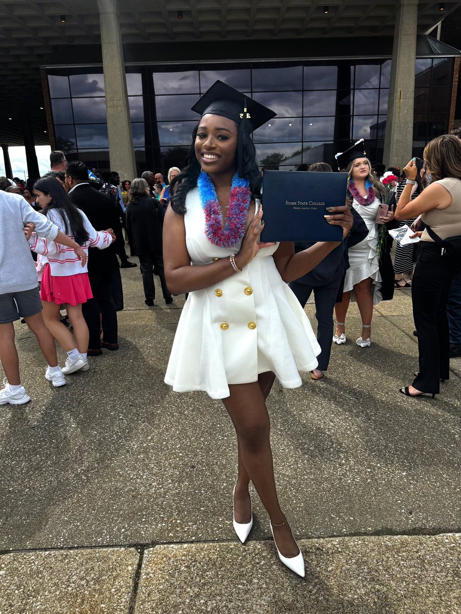 Niyanayeli's tweet photo. Graduated with my degree in Respiratory 💕🫁 Married to medicine and committed to helping everyone breathe easy! Lost so much but gained nothing but blessings. 3 hospital internships, president of my class cohort and multiple top hospital offers !! BIG RRT 🎓 I did it auntie! https://t.co/bV4ZXb9fQ9
