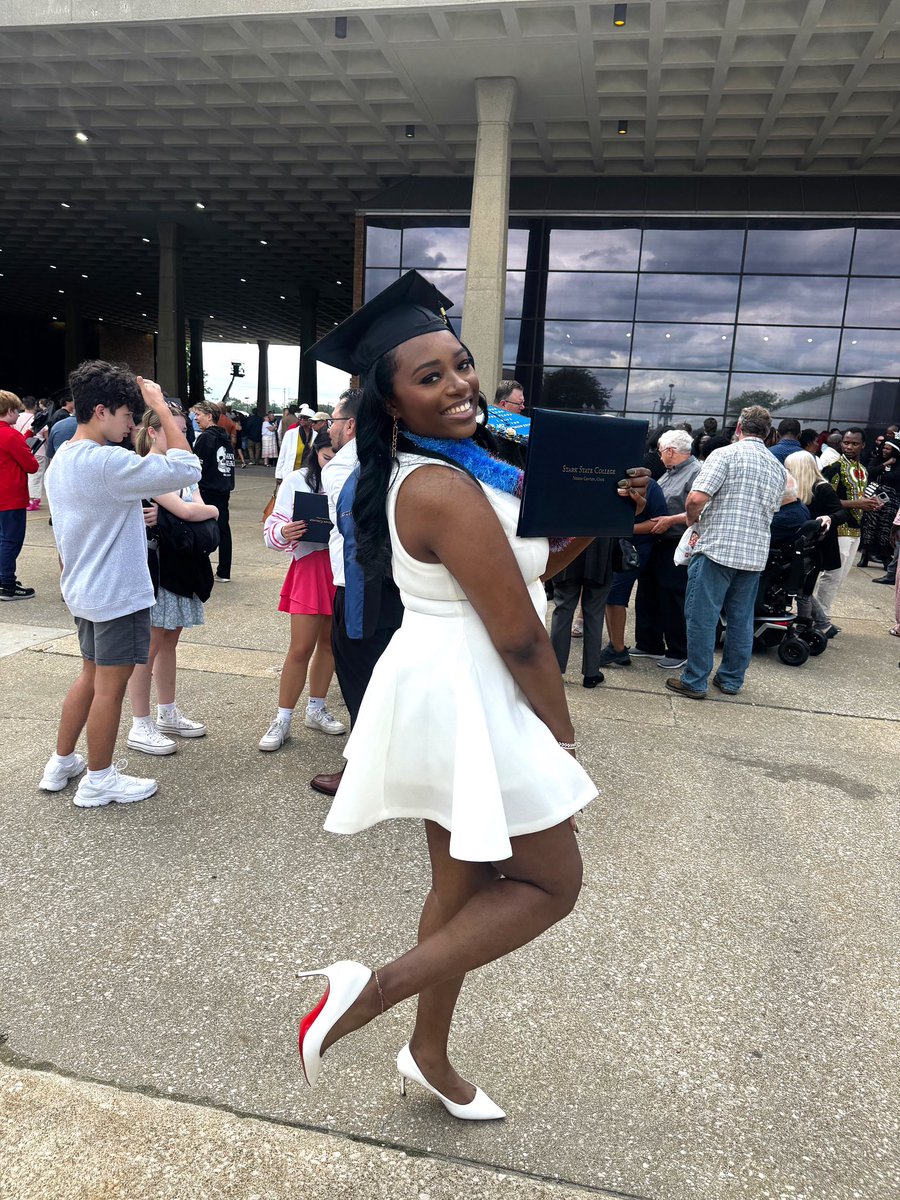 Niyanayeli's tweet photo. Graduated with my degree in Respiratory 💕🫁 Married to medicine and committed to helping everyone breathe easy! Lost so much but gained nothing but blessings. 3 hospital internships, president of my class cohort and multiple top hospital offers !! BIG RRT 🎓 I did it auntie! https://t.co/bV4ZXb9fQ9