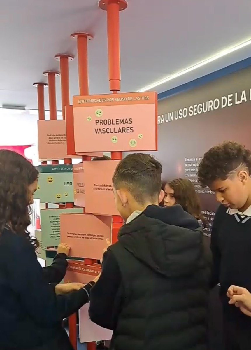El alumnado de ESO participó en CIBERLAND, expo itinerante de Policía Nacional y Fundación MAPFRE sobre los riesgos del mundo digital.
Con dinámicas interactivas aprendieron a proteger su info en redes, cuidar sus relaciones online  y usar las TIC de forma segura y responsable