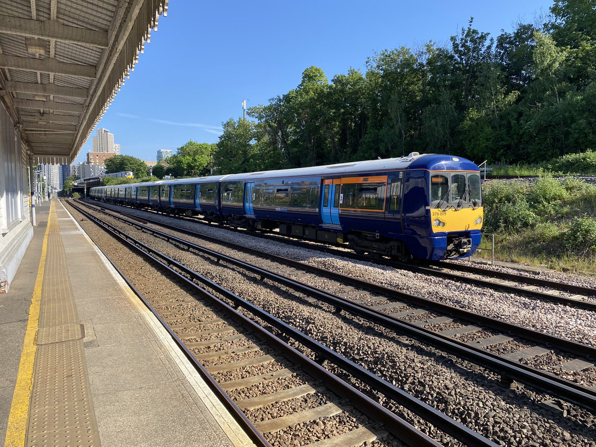 loypass_SCCar's tweet image. 🚈💙 Along with the remaining Networkers, the refurbed 376s are sure making their presence felt. @Se_Railway #class376 #Electrostar