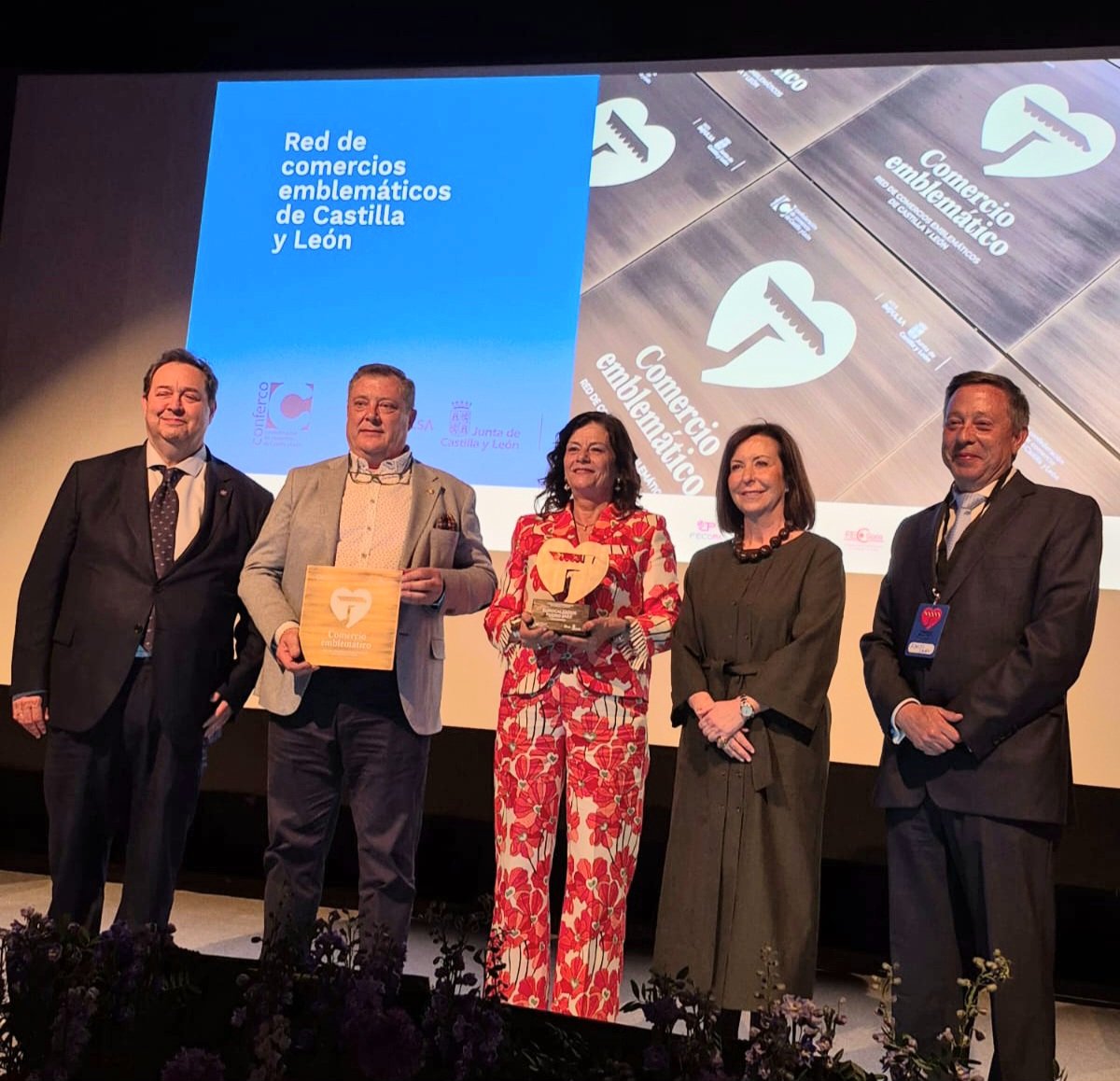 👏👏 <a href="/EurocalzadosS/">Eurocalzados Pedro Saez</a>, primer comercio de Salamanca en entrar en la Red de Comercios Emblemáticos de CyL. Recibe este merecido reconocimiento de manos de nuestro presidente Benjamín Crespo.

¡ENHORABUENA Pedro y Teresa! 🫶
Gracias por tantos años de compromiso con el comercio local