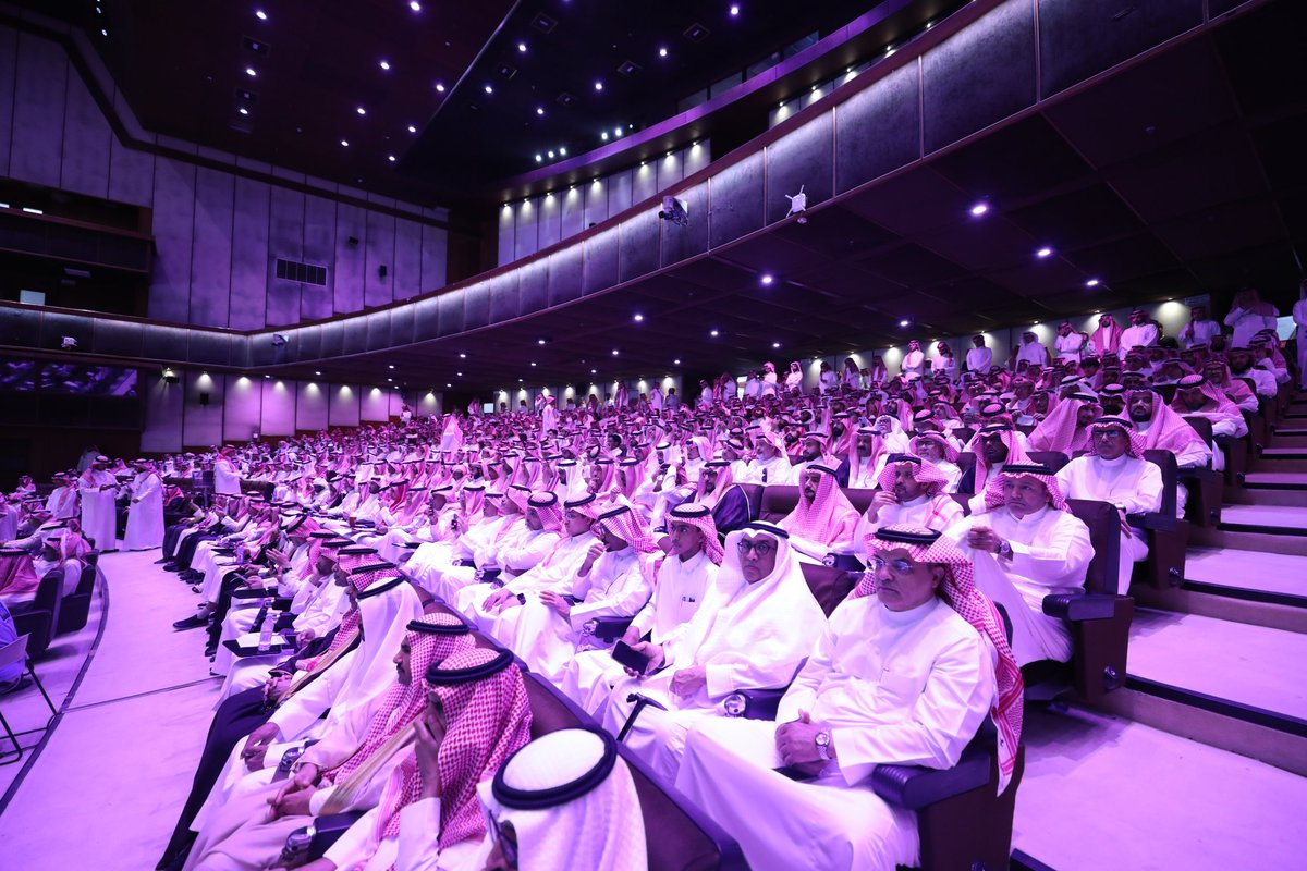 برعاية معالي رئيس #جامعة_الإمام أ. د. أحمد العامري، احتفلت كلية الأعمال، بتخريج دفعتها الـ(19) من طلابها في مبنى المؤتمرات بالجامعة، بتشريف وكيل الجامعة للشؤون التعليمية د. عبدالله الأسمري وعميد كلية الأعمال د. محمد مكني وأعضاء هيئة التدريس وأسر الخريجين.