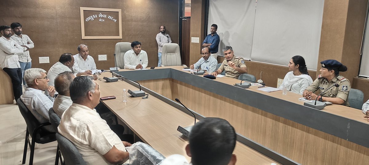 આજરોજ ખેડા જિલ્લાના તમામ તાલુકાઓમાં ડીજે અને મ્યુઝિક સિસ્ટમ વગાડવા બાબતના જાહેરનામા બાબતે પ્રાંત અધિકારીશ્રીઓની અધ્યક્ષતામાં તમામ મામલતદારશ્રી, ટીડીઓશ્રી,ચીફ ઓફિસરશ્રી, પોલીસ અધિકારીશ્રી તથા અન્ય તમામ સ્ટેક હોલ્ડર સાથે મીટીંગ કરી જરૂરી સુચનાઓ આપવામાં આવી.#NoNoisePollution #Kheda