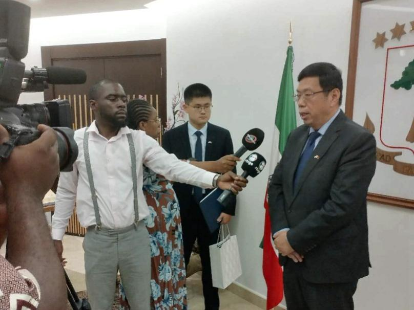 El 19 de mayo, el embajador Wang Wengang, se reunió con Excma. Sra. D.ª Teresa Efua Asangono, presidenta del Senado de Guinea Ecuatorial, ambas partes intercambiaron opiniones sobre las relaciones bilaterales, la cooperación y los intercambios entre los órganos legislativos, etc.