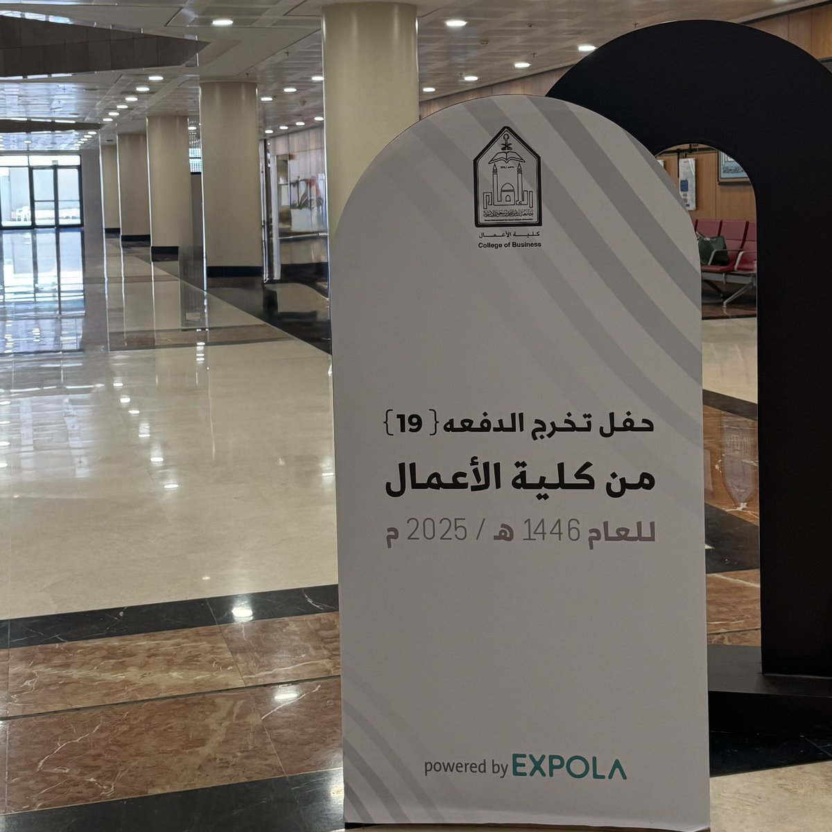 سُعدت اليوم بتنظيم حفل خريجات كلية الأعمال، الله يوفقهم يارب تعرفت على بنوتات عسل وكل ما عرفو اني حاسب يستقبلوني بحفاوة 🤣❤️