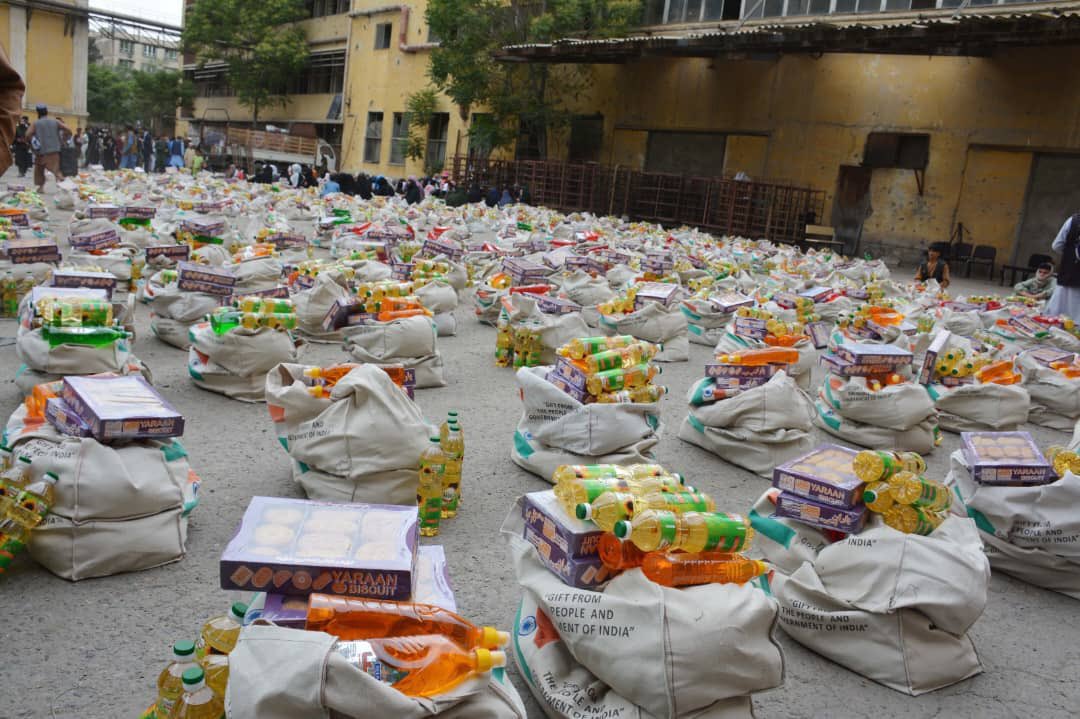 AdityaRajKaul's tweet image. #BREAKING: India comes to the rescue of Afghan refugees thrown out by Pakistan against all humanitarian norms.
India has donated aid of food items to the repatriated Afghan Refugees from Pakistan, the Ministry of Refugees and Repatriation of Afghanistan said in a statement.…