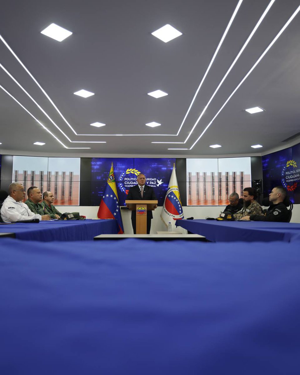 ConElMazoDando's tweet photo. ¡Se les cayó el teatro! Diosdado Cabello desenmascara plan terrorista para sabotear el 25M

Este lunes 19 de mayo, el capitán Diosdado Cabello, vicepresidente sectorial de Política, Seguridad Ciudadana y Paz, ofreció una rueda de prensa. A continuación te contamos todo lo que reveló sobre esta nueva conspiración contra la paz de Venezuela.

⸻

¡Ataques planeados para sabotear el 25M!
 • 🎯 Terroristas pretendían atacar embajadas, hospitales, comandos policiales, subestaciones eléctricas y hasta personalidades políticas.
 • 📣 El objetivo: generar caos para decir que “no hay condiciones” para realizar elecciones en Venezuela.
 • ✅ Pero el Plan República ya está desplegado y el pueblo va a votar en paz.

⸻

38 nuevos detenidos: ¡los agarramos con las manos en la masa!
 • 🚨 Detenidos: 17 extranjeros y 21 venezolanos.
 • 💣 Capturados con detonadores eléctricos listos para atacar.
 • 🛑 Infiltrados como “turistas”, pero traían elementos de terrorismo en sus maletas.

⸻

Secuestros digitales: el crimen muta
 • 💻 Usaban criptomonedas para cobrar rescates y evitar rastreo.
 • 👮‍♂️ Líder del grupo: Arturo José Gómez Morante, exGNB y traidor del 30A.
 • 🧨 Objetivo: desmovilizar al chavismo secuestrando a sus familiares.

⸻

✈️ Vuelos desde Colombia: ¡suspendidos!
 • �� Se cancelan todos los vuelos desde Colombia de forma inmediata.
 • 🧳 Mercenarios llegaban entrenados desde campamentos en Ecuador.
 • 🧾 Uno de ellos tenía porte de armas colombiano válido hasta 2033.

⸻

Narcofinanciamiento: ¿quién está detrás?
 • 💰 El plan violento es financiado por el narcotráfico colombiano.
 • 🧠 Cabecillas: Uribe, Duque, Santos y Pastrana.
 • 📦 Capturado: narcotraficante albanés con nacionalidad colombiana, con conexiones en Ecuador y EE.UU.
 • 📊 Este año van 40 toneladas de droga incautadas.

⸻

Autores intelectuales: Machado y Simonovis
 • 🧠 La autora intelectual es María Corina Machado.
 • 🕵️‍♂️ El brazo operativo: Iván Simonovis, el eterno derrotado.
 • ⚠️ “Mientras ellos hablan de señales, nosotros actuamos”, advirtió Diosdado.

⸻

¡Teléfonos decomisados con información que vale oro puro!
 • 📱 Los teléfonos de los detenidos revelan datos sensibles de estructuras chavistas.
 • 📸 Intentaron espiar un evento en el Panteón Nacional, pero fallaron.

⸻

ONG al descubierto
 • 🕳️ Acusó a varias ONG financiadas por USAID y ANEC de participar en conspiraciones.
 • 💸 Reciben fondos robados a Venezuela para fomentar el caos disfrazado de “derechos humanos”.

⸻

Marco Rubio: enemigo de Venezuela
 • 🇺🇸 Denunció al senador Marco Rubio como enemigo de los migrantes y de Venezuela.
 • 🔁 Alerta de EE.UU. coincide “mágicamente” con intentos de violencia en el país.
 • 🔍 “Tienen un oráculo para adivinar lo que va a pasar”, ironizó Cabello.

⸻

¡Operación Tuntún activada!
 • 🚪 Se ejecutan allanamientos en simultáneo en todo el país.
 • 🕵️‍♀️ Objetivo: neutralizar a los saboteadores y garantizar la paz.
 • ⚔️ “Quieren violencia y tendrán una respuesta que ni se imaginan”.

⸻

¡El 25 de mayo se vota en paz!
 • 🗳️ Plan República desplegado en todos los rincones del país.
 • ☮️ El gobierno garantiza tranquilidad para el pueblo.
 • ✊ “El que no la debe, no la teme”, cerró Cabello con contundencia.

#MaikelysEsVenezuela #19May