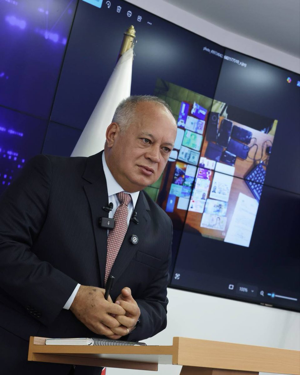 ConElMazoDando's tweet photo. ¡Se les cayó el teatro! Diosdado Cabello desenmascara plan terrorista para sabotear el 25M

Este lunes 19 de mayo, el capitán Diosdado Cabello, vicepresidente sectorial de Política, Seguridad Ciudadana y Paz, ofreció una rueda de prensa. A continuación te contamos todo lo que reveló sobre esta nueva conspiración contra la paz de Venezuela.

⸻

¡Ataques planeados para sabotear el 25M!
 • 🎯 Terroristas pretendían atacar embajadas, hospitales, comandos policiales, subestaciones eléctricas y hasta personalidades políticas.
 • 📣 El objetivo: generar caos para decir que “no hay condiciones” para realizar elecciones en Venezuela.
 • ✅ Pero el Plan República ya está desplegado y el pueblo va a votar en paz.

⸻

38 nuevos detenidos: ¡los agarramos con las manos en la masa!
 • 🚨 Detenidos: 17 extranjeros y 21 venezolanos.
 • 💣 Capturados con detonadores eléctricos listos para atacar.
 • 🛑 Infiltrados como “turistas”, pero traían elementos de terrorismo en sus maletas.

⸻

Secuestros digitales: el crimen muta
 • 💻 Usaban criptomonedas para cobrar rescates y evitar rastreo.
 • 👮‍♂️ Líder del grupo: Arturo José Gómez Morante, exGNB y traidor del 30A.
 • 🧨 Objetivo: desmovilizar al chavismo secuestrando a sus familiares.

⸻

✈️ Vuelos desde Colombia: ¡suspendidos!
 • �� Se cancelan todos los vuelos desde Colombia de forma inmediata.
 • 🧳 Mercenarios llegaban entrenados desde campamentos en Ecuador.
 • 🧾 Uno de ellos tenía porte de armas colombiano válido hasta 2033.

⸻

Narcofinanciamiento: ¿quién está detrás?
 • 💰 El plan violento es financiado por el narcotráfico colombiano.
 • 🧠 Cabecillas: Uribe, Duque, Santos y Pastrana.
 • 📦 Capturado: narcotraficante albanés con nacionalidad colombiana, con conexiones en Ecuador y EE.UU.
 • 📊 Este año van 40 toneladas de droga incautadas.

⸻

Autores intelectuales: Machado y Simonovis
 • 🧠 La autora intelectual es María Corina Machado.
 • 🕵️‍♂️ El brazo operativo: Iván Simonovis, el eterno derrotado.
 • ⚠️ “Mientras ellos hablan de señales, nosotros actuamos”, advirtió Diosdado.

⸻

¡Teléfonos decomisados con información que vale oro puro!
 • 📱 Los teléfonos de los detenidos revelan datos sensibles de estructuras chavistas.
 • 📸 Intentaron espiar un evento en el Panteón Nacional, pero fallaron.

⸻

ONG al descubierto
 • 🕳️ Acusó a varias ONG financiadas por USAID y ANEC de participar en conspiraciones.
 • 💸 Reciben fondos robados a Venezuela para fomentar el caos disfrazado de “derechos humanos”.

⸻

Marco Rubio: enemigo de Venezuela
 • 🇺🇸 Denunció al senador Marco Rubio como enemigo de los migrantes y de Venezuela.
 • 🔁 Alerta de EE.UU. coincide “mágicamente” con intentos de violencia en el país.
 • 🔍 “Tienen un oráculo para adivinar lo que va a pasar”, ironizó Cabello.

⸻

¡Operación Tuntún activada!
 • 🚪 Se ejecutan allanamientos en simultáneo en todo el país.
 • 🕵️‍♀️ Objetivo: neutralizar a los saboteadores y garantizar la paz.
 • ⚔️ “Quieren violencia y tendrán una respuesta que ni se imaginan”.

⸻

¡El 25 de mayo se vota en paz!
 • 🗳️ Plan República desplegado en todos los rincones del país.
 • ☮️ El gobierno garantiza tranquilidad para el pueblo.
 • ✊ “El que no la debe, no la teme”, cerró Cabello con contundencia.

#MaikelysEsVenezuela #19May