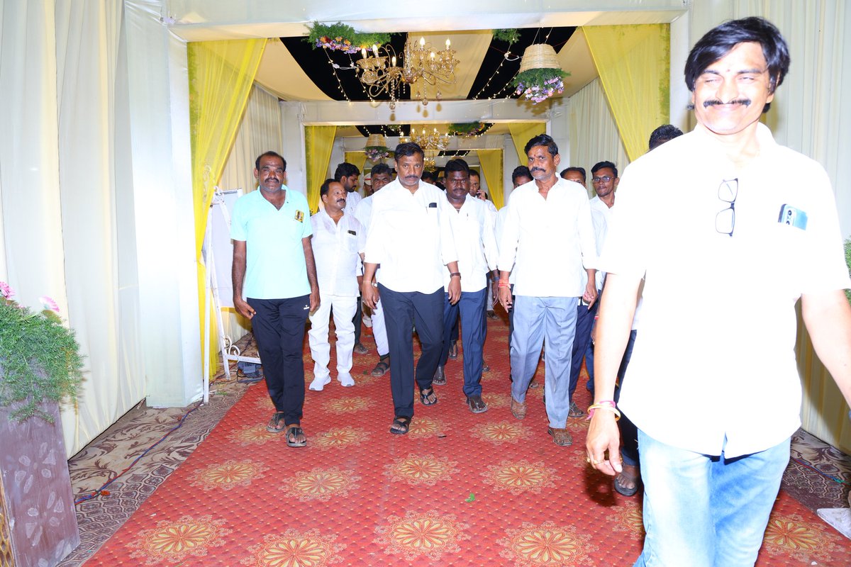 KandulaNR's tweet photo. మార్కాపురం శాసనసభ్యులు శ్రీ కందుల నారాయణరెడ్డి గారు త్రిపురాంతకం లో ధూపాటి వారి వివాహ రిసెప్షన్ కి హాజరై నూతన వధూవరులను ఆశీర్వదించారు...
#mla #kandulanarayanareddy #markapuram #anchanalacommittee #member #ap #assmbly #attended #recepcion https://t.co/l6SyT0jYrt