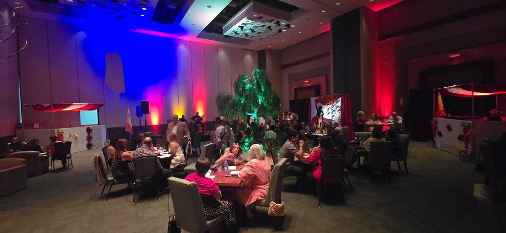 🇪🇸✨ #Ponce vivió una noche de vino, taconeo y sabores ibéricos

El Complejo Ferial se transformó en una Plaza Mayor con el evento “Plaza España”, una experiencia sensorial creada por el chef y sommelier David Talavera. Tapas, jamón ibérico, cochinillo, paella, vino de clase