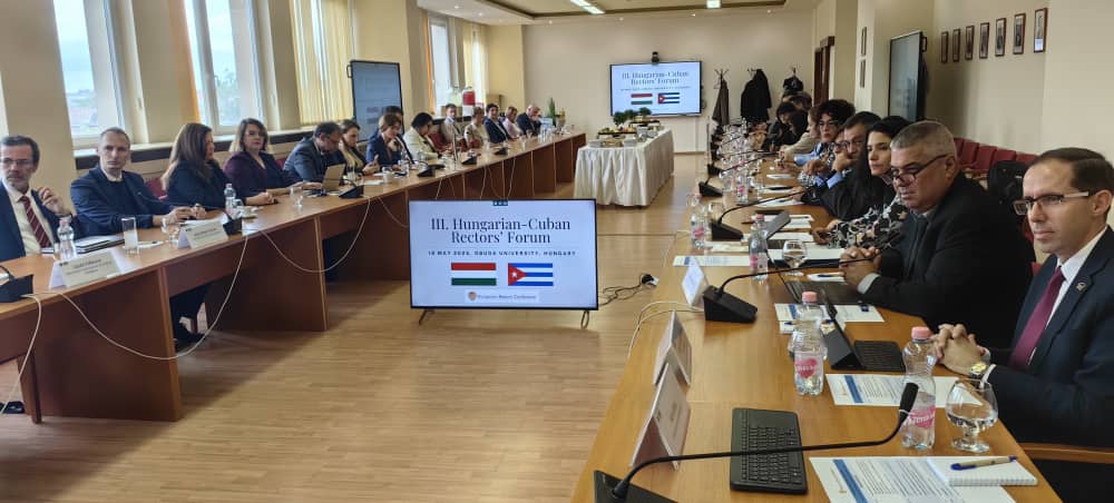 CubaMES's tweet photo. 🤝III Reunión de Rectores Cubanos-Húngaros, en Budapest. La delegación cubana presidida por el Ministro Dr.C @WalterBG_MES.

En la sesión inicial se efectúa la Conferencia de apertura, y las presentaciones de las universidades participantes. ¡Éxitos! 

#Cuba #UniversidadCubana https://t.co/CqOMa5WZiS
