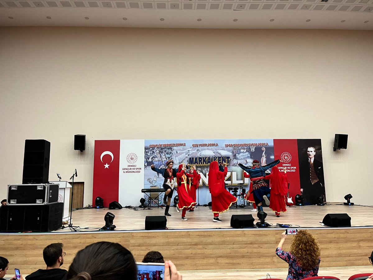 gamze6464's tweet photo. 19 Mayıs Atatürk’ü Anma, Gençlik ve Spor Bayramı kapsamında düzenlenen halk oyunları ve müzik dinletisi büyük beğeni topladı. Gençlerin sergilediği gösteriler izleyicilere hem duygusal anlar yaşattı hem de bayram coşkusunu zirveye taşıdı.+ https://t.co/ZHctJ2mEKz