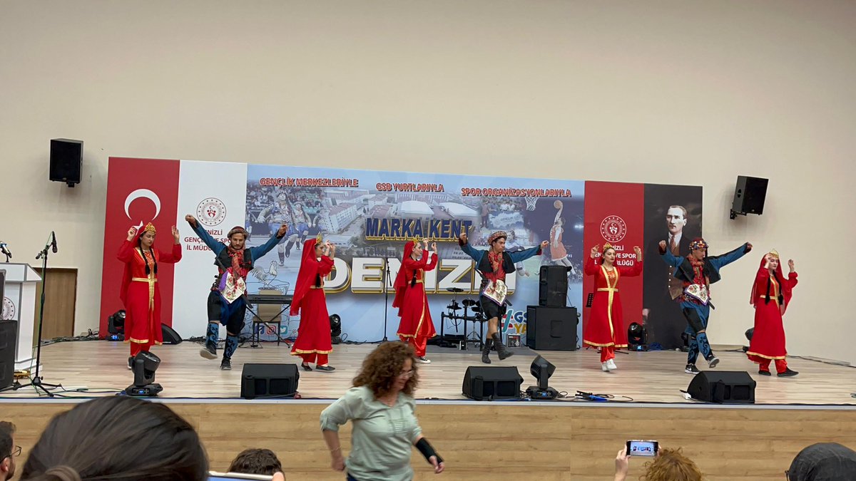 gamze6464's tweet photo. 19 Mayıs Atatürk’ü Anma, Gençlik ve Spor Bayramı kapsamında düzenlenen halk oyunları ve müzik dinletisi büyük beğeni topladı. Gençlerin sergilediği gösteriler izleyicilere hem duygusal anlar yaşattı hem de bayram coşkusunu zirveye taşıdı.+ https://t.co/ZHctJ2mEKz