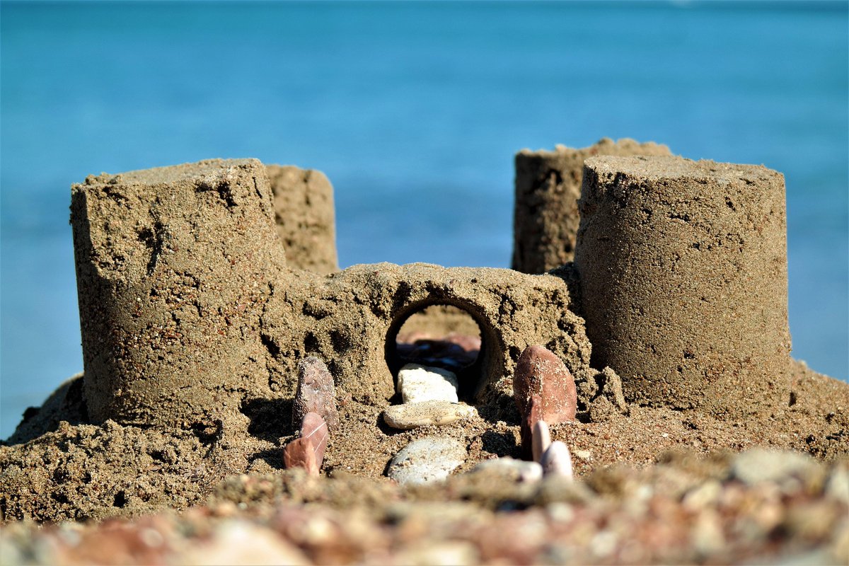 erfgoedzeeland's tweet image. Bouw 14 juni mee aan een groot Romeins fort op strand Oranjezon tijdens de @archeodagen! @juttifrutti gaat met kinderen 4+ jaar aan de slag. Team Strandarcheologie Zeeland laat zien wat er op de stranden aanspoelt aan archeologisch materiaal en fossielen. 
erfgoedzeeland.nl/strandarcheolo…