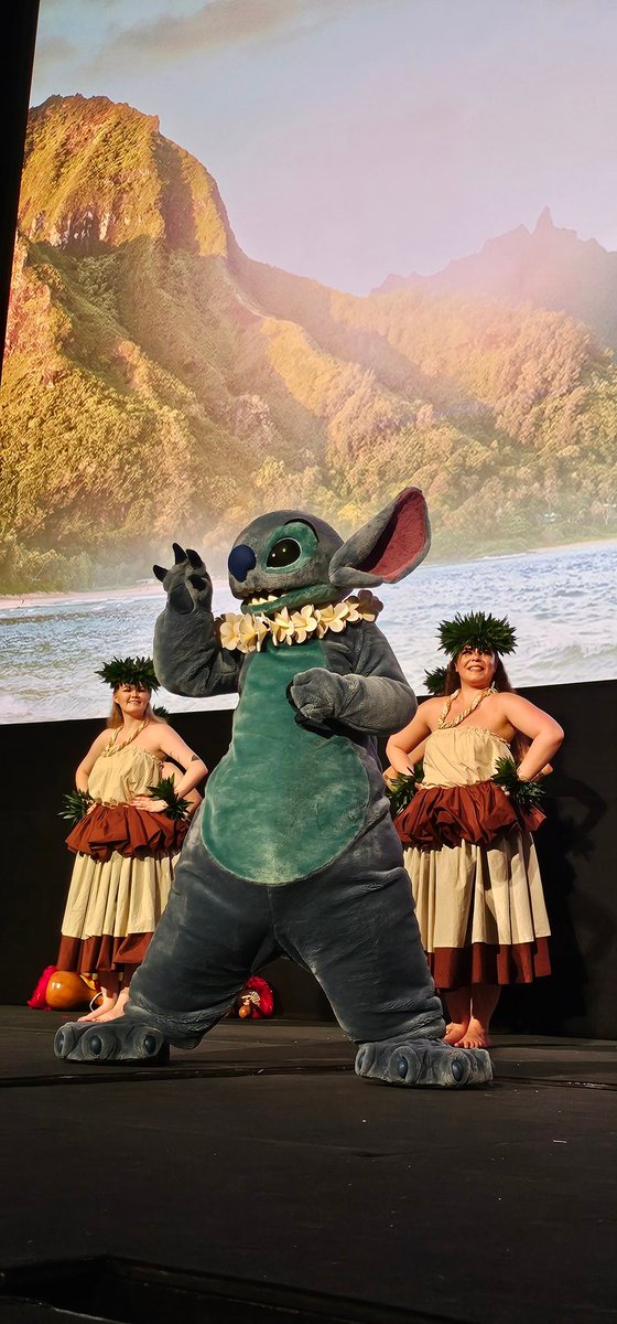 Franglais27's tweet photo. I must admit - Lilo & Stitch made me cry! Such a heartfelt tale of family and belonging with Hawaiian cultural principles enshrined and the joys of childhood captured! Delightful viewing for all!
Thanks @Disney_UK for the invitation!
#LiloandStitch #film #filmpreview #London https://t.co/wEcROa8avx