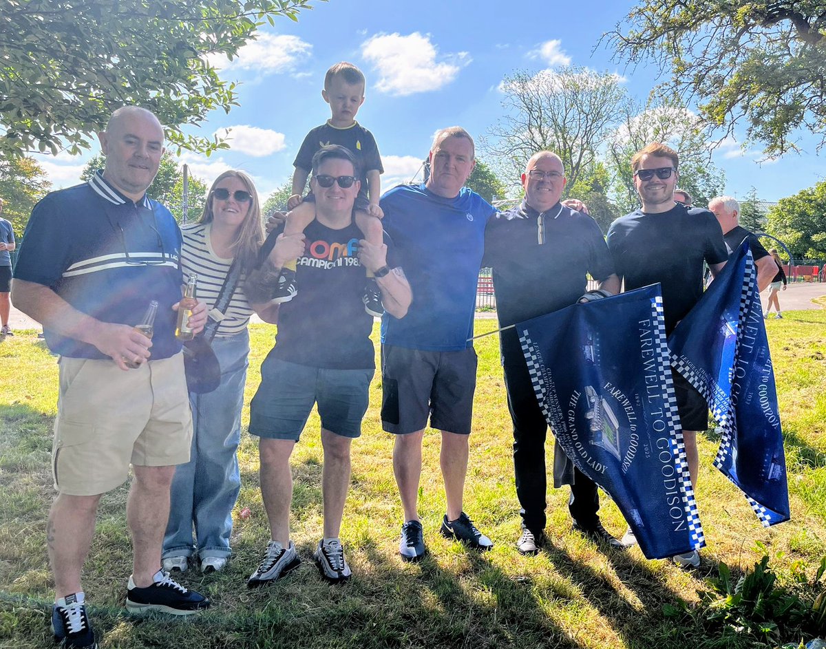 DCT1962's tweet photo. @MickMackrell54 A few taxi club regulars knocking about beforehand. 😁 Up the Blues https://t.co/BVzNbIiOMv