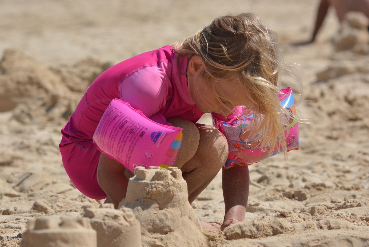 erfgoedzeeland's tweet image. Bouw 14 juni mee aan een groot Romeins fort op strand Oranjezon tijdens de @archeodagen! @juttifrutti gaat met kinderen 4+ jaar aan de slag. Team Strandarcheologie Zeeland laat zien wat er op de stranden aanspoelt aan archeologisch materiaal en fossielen. 
erfgoedzeeland.nl/strandarcheolo…