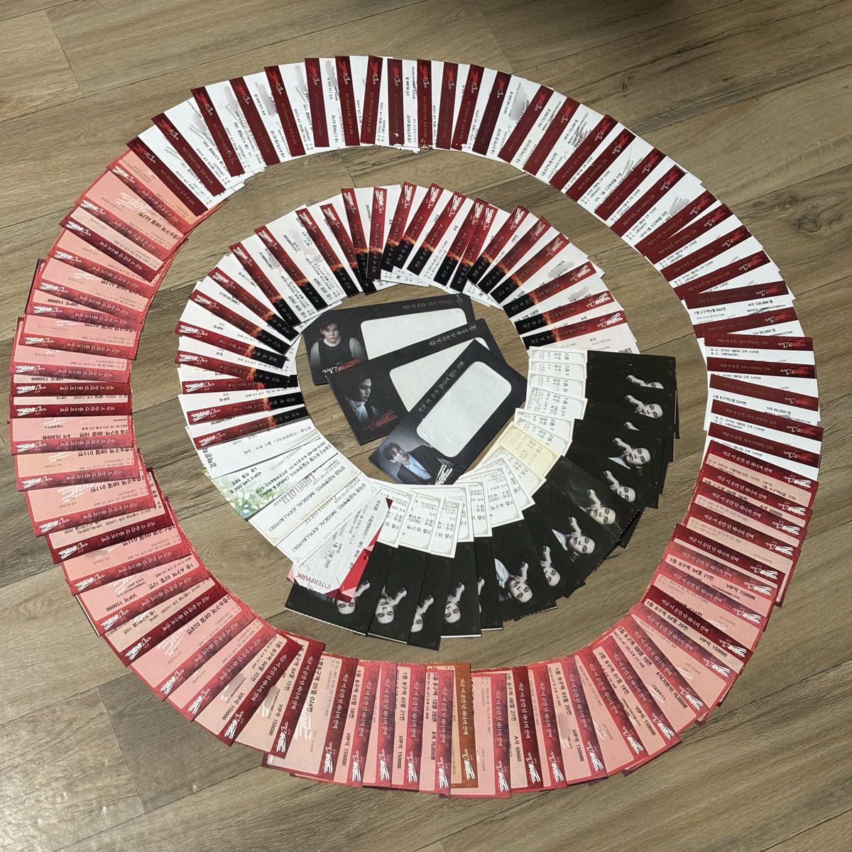 𝓜𝓾𝓼𝓲𝓬𝓪𝓵 𝓙𝓮𝓴𝔂𝓵𝓵 &amp; 𝓗𝔂𝓭𝓮
𝟐𝟎𝟏𝟓-𝟐𝟎𝟐𝟓

지금 이 순간 끝난 신화