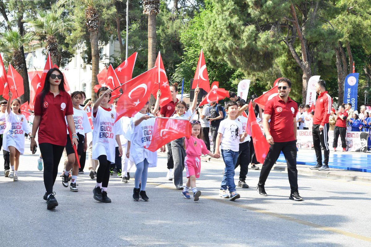 #19Mayıs Atatürk’ü Anma, Gençlik ve Spor Bayramı ilimizde coşkuyla kutlandı.🇹🇷🇹🇷🇹🇷

Valimiz Ömer Faruk Coşkun, protokol üyeleri, öğrencilerimiz, sporcularımız ve vatandaşlarımızla birlikte, 
“19 Mayıs Atatürk’ü Anma, Gençlik ve Spor Bayramı” kapsamında Valilik önünde düzenlenen