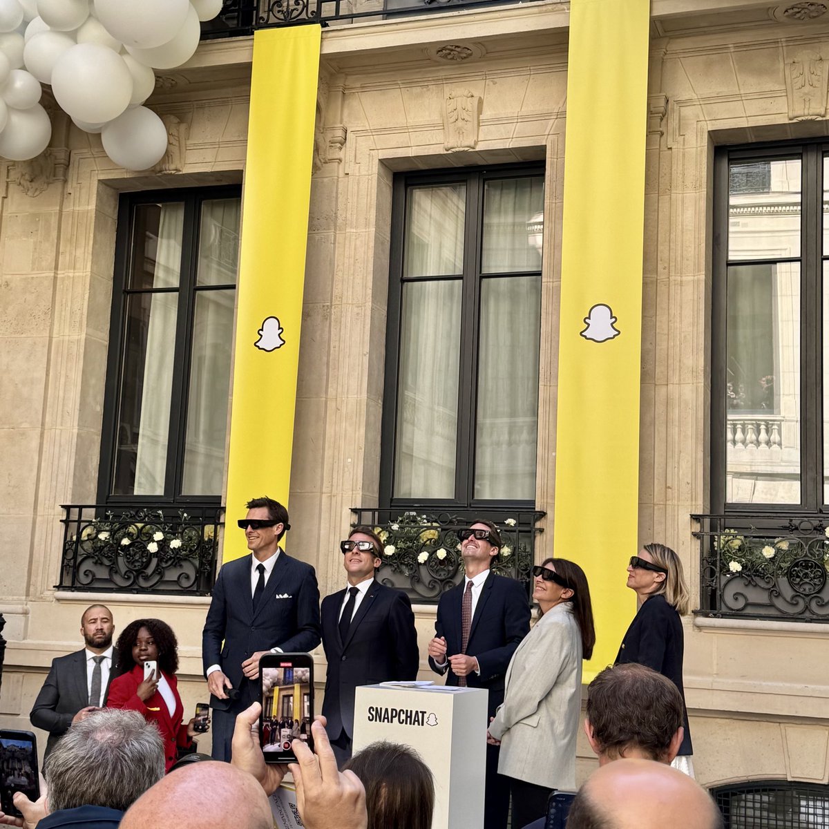 lheritierkevin's tweet photo. Inauguration des nouveaux locaux de #Snap à Paris. En présence d’Emmanuel Macron et d’Anne Hidalgo. Objectif : favoriser l’écosystème #Tech #IA et créatif en France. Pour rappel, 26 millions de français se connectent sur Snapchat tous les mois. 35 ans, l’âge moyen. https://t.co/PBfMRwaojO