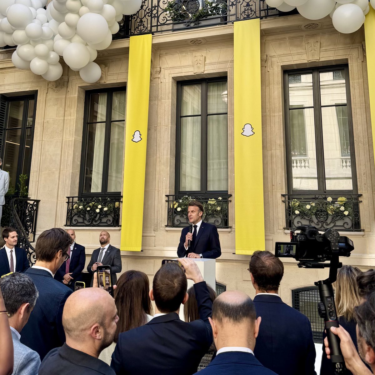lheritierkevin's tweet photo. Inauguration des nouveaux locaux de #Snap à Paris. En présence d’Emmanuel Macron et d’Anne Hidalgo. Objectif : favoriser l’écosystème #Tech #IA et créatif en France. Pour rappel, 26 millions de français se connectent sur Snapchat tous les mois. 35 ans, l’âge moyen. https://t.co/PBfMRwaojO