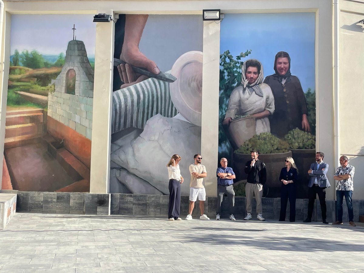 TERRITORI/ El diputat Marc Rovira acompanya Junts per Sarral a la inauguració dels Murals del patrimoni de Sarral. Uns murals fets per l'artista internacional Nil Safont que presenten el Sarral de l'alabastre, el de l'ermita de Sants Metges i el de la pagesia a través de la dona.