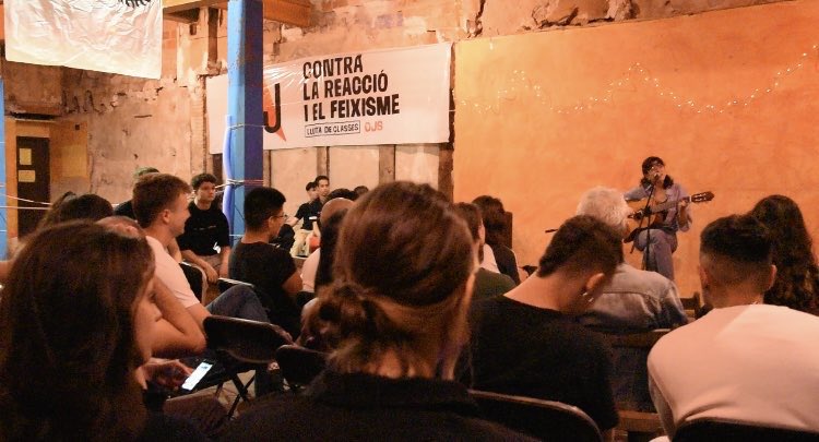 🔴VETLLADA POPULAR

👉🏼Aquest passat dissabte un centenar de joves d’arreu del territori ens trobàvem a Sant Celoni per celebrar la nostra primera vetllada.

Contra la reacció i el feixisme, lluita de classes. Caminem cap al 7J per la nostra classe, amb els nostres punys ❤️‍🔥