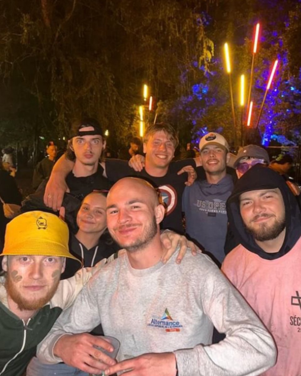 Cabaret Vert (@cabaretvert) on Twitter photo DANS LES YEUX DE NOS FESTIVALIERS
C’est pas trop beau ça ? Tes potes, le Cabaret Vert et de la bonne musique ☀️
Merci d’être là pour rendre notre festival encore plus magique ! 🫶
#cabaretvert #CV25 DANS LES YEUX DE NOS FESTIVALIERS
C’est pas trop beau ça ? Tes potes, le Cabaret Vert et de la bonne musique ☀️
Merci d’être là pour rendre notre festival encore plus magique ! 🫶
#cabaretvert #CV25