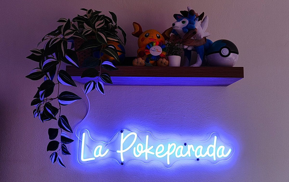 Poco se habla del nuevo  fondito detrás del sofá para cuando grabamos en casa. *Chef kiss*

¡Que, por cierto! ¡¡¡Solo nos falta 1 sub para los 110!!! ♥️

¿Serás tú el que marque esa meta? 👀

Muchísimas gracias por el neón a <a href="/rosidel84/">Rosi ❤️</a> y <a href="/CrisElfaOscura/">CrisArt.</a> ♥️