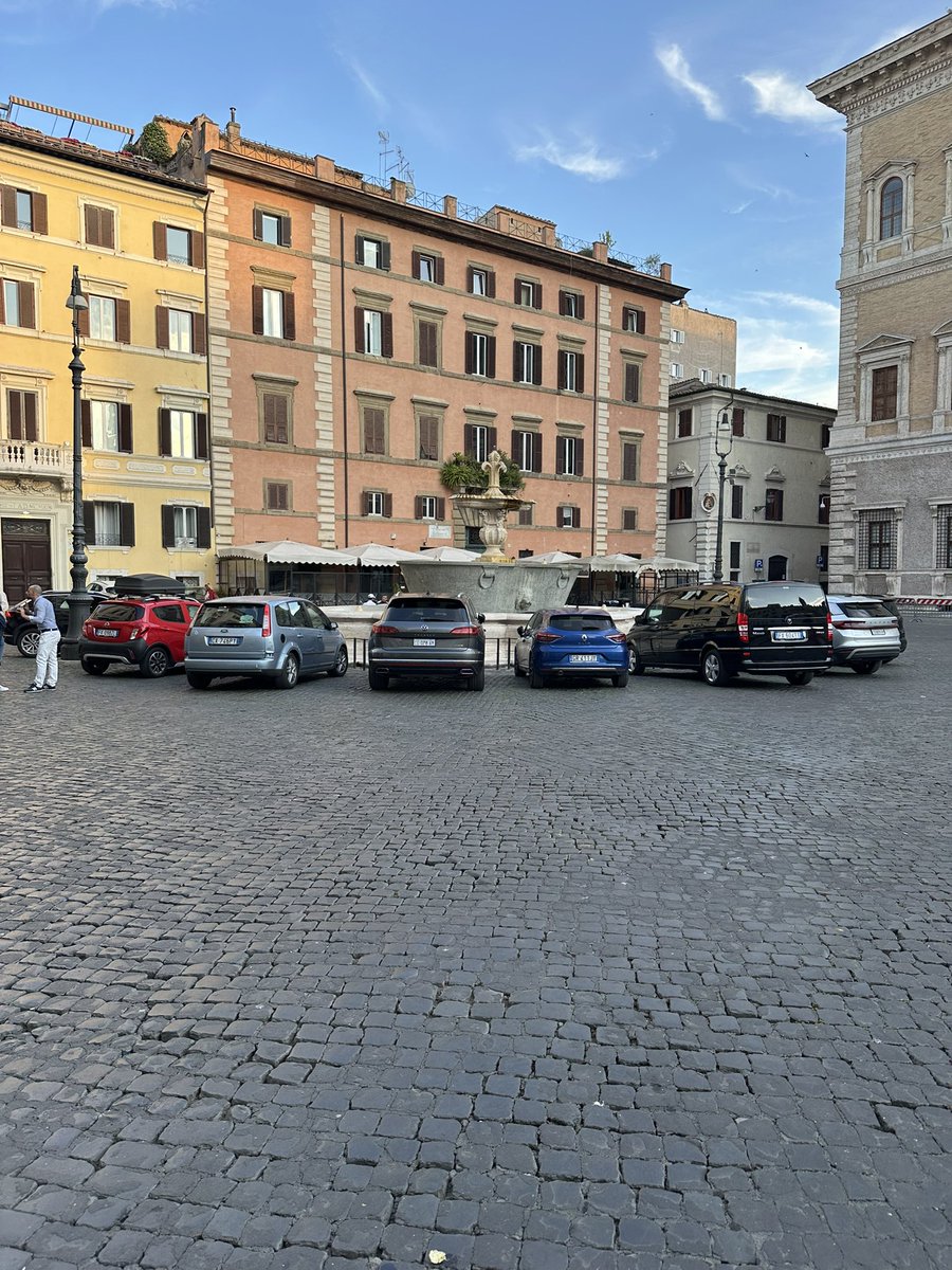 Perché restaurare le fontane di Piazza Farnese se poi diventano un parcheggio ? <a href="/gualtierieurope/">Roberto Gualtieri</a>