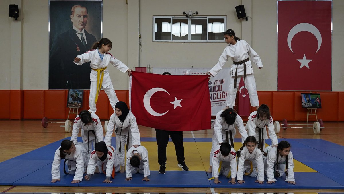 19 Mayıs Atatürk’ü Anma, Gençlik ve Spor Bayramı, ilçede düzenlenen törenlerle coşkuyla kutlandı.