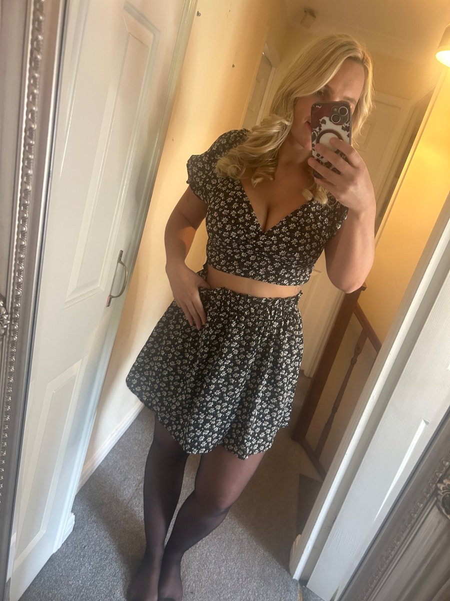 The sun is shining ☀️ 
#nylons #nylonlegs
onlyfans.com/coco199300
⬆️ ⬆️ 🔥 🌶️