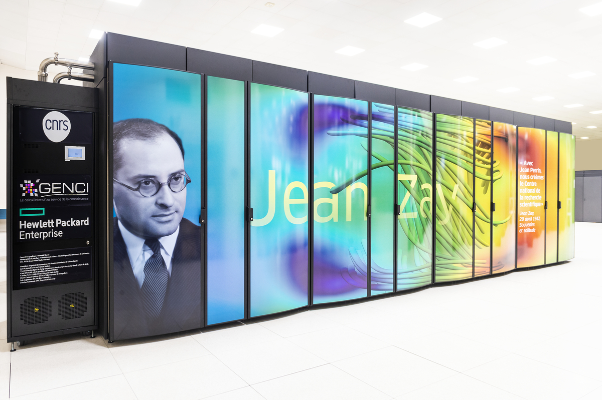 #LeSavezVous
125,9 millions de milliards d’opérations par seconde, c’est ce qu’est capable de faire le supercalculateur Jean Zay suite à sa nouvelle extension, qui a multiplié sa puissance de calcul par 4.    
Retrouvez nos formations sur #JeanZay ➡️ urlr.me/UbqE6H