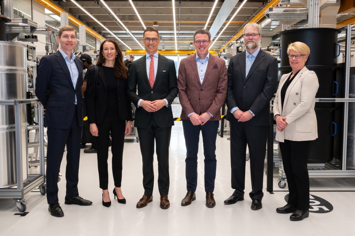 BlueFors_Ltd's tweet image. Today, we were honored and delighted to welcome the President of the Republic of Finland @alexstubb, and Mrs Suzanne Innes-Stubb, to our manufacturing facility in Helsinki.

@TPKanslia #cryogenics #quantum #quantumtechnology #quantumcomputing #CoolForProgress