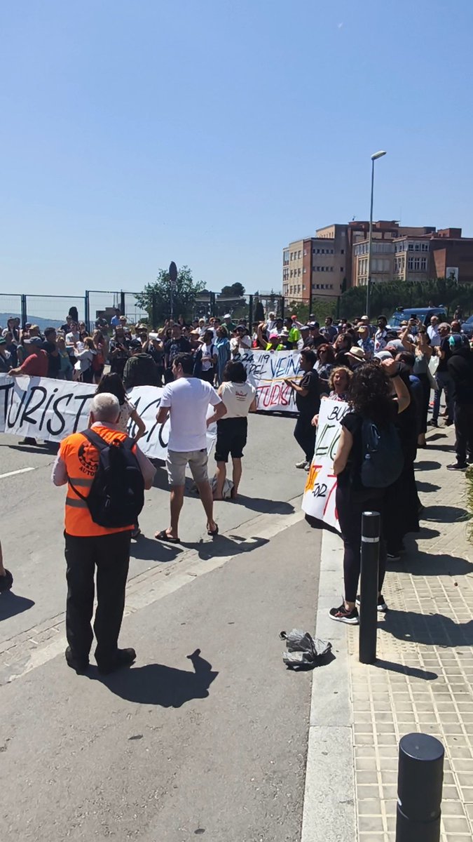 A <a href="/cgtbus/">CGT BUS TMB</a> lluitem amb el veïnat i reclamem a <a href="/TMB_Barcelona/">TMB</a> solucions als problemes de mobilitat 🚌 dels barris de #Barcelona 
El passat dissabte vam estar al tall de la carretera del Parc Güell i si calen més, també hi serem.    🚧🚨🚧