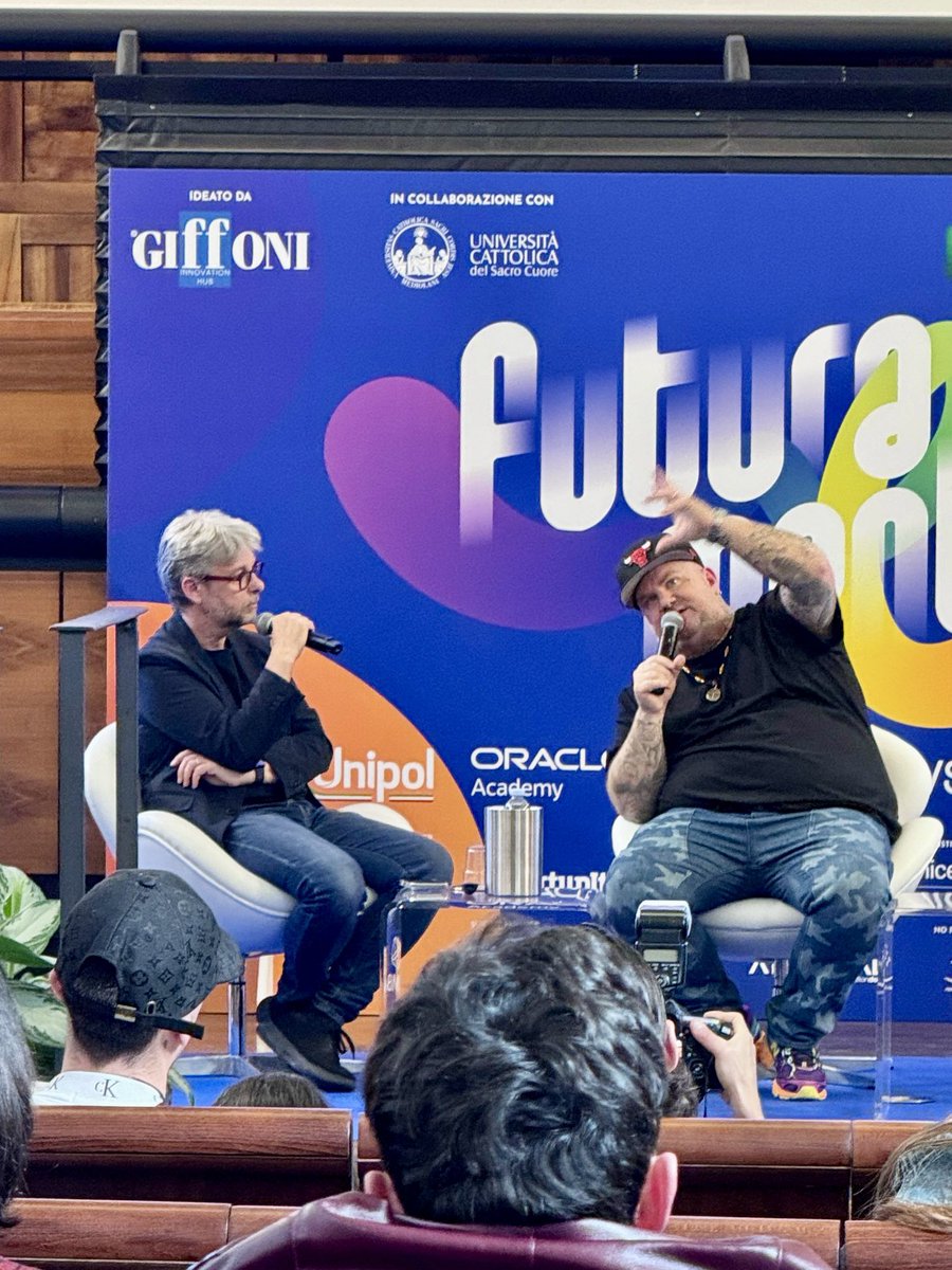 MasterMusica's tweet image. Il #MasterMusica a una lectio speciale, promossa da @GiffoniHub con @Unicatt. Jake La Furia e @GianniSibilla si sono confrontati sul linguaggio nel rap, offrendo spunti di riflessione che spaziano dal ruolo di Sanremo per gli artisti urban all’ascesa della cultura hip hop