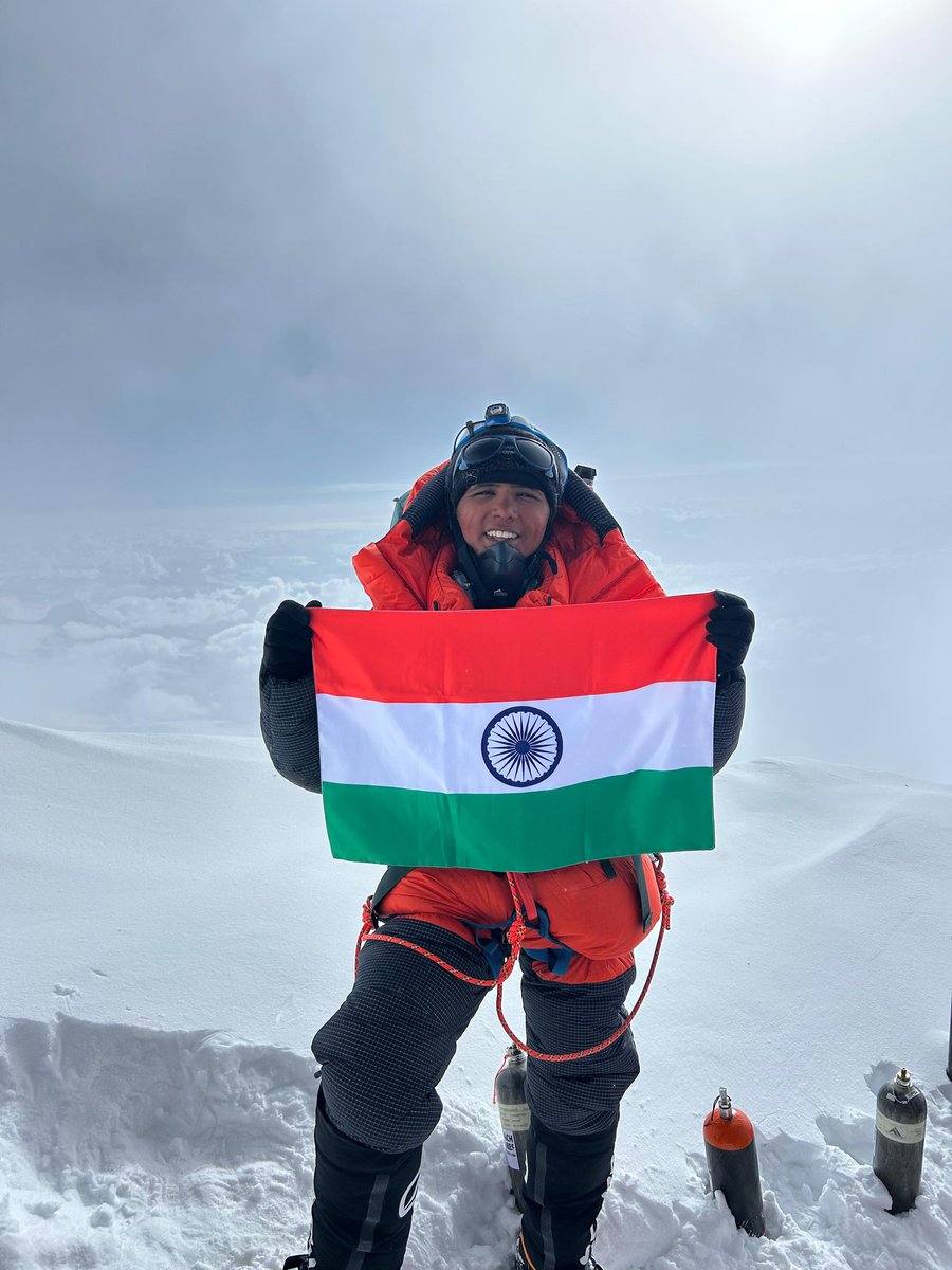 HQ_DG_NCC's tweet photo. NCC cadets with courage, determination and an indomitable will, have finally conquered the world's highest peak, Mt. Everest. 
#NCCMtEverestExpedition 
@rajnathsingh @SethSanjayMP @SpokespersonMoD @adgpi @IAF_MCC @indiannavy https://t.co/o7FMEXaf3p