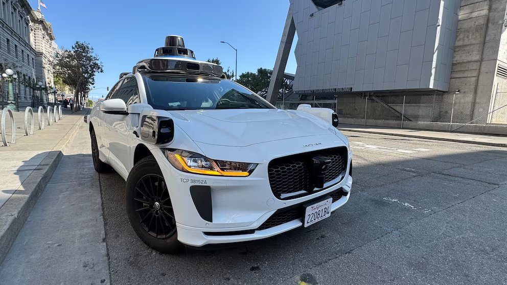 1 de 7 / 👏👏👏  Waymo, el vehículo autónomo que circula por San Francisco
La empresa de conducción autónoma propiedad de Alphabet (matriz de Google), ya opera en la ciudad norteamericana, donde transforma aspectos clave de la seguridad vial y la eficiencia urbana.